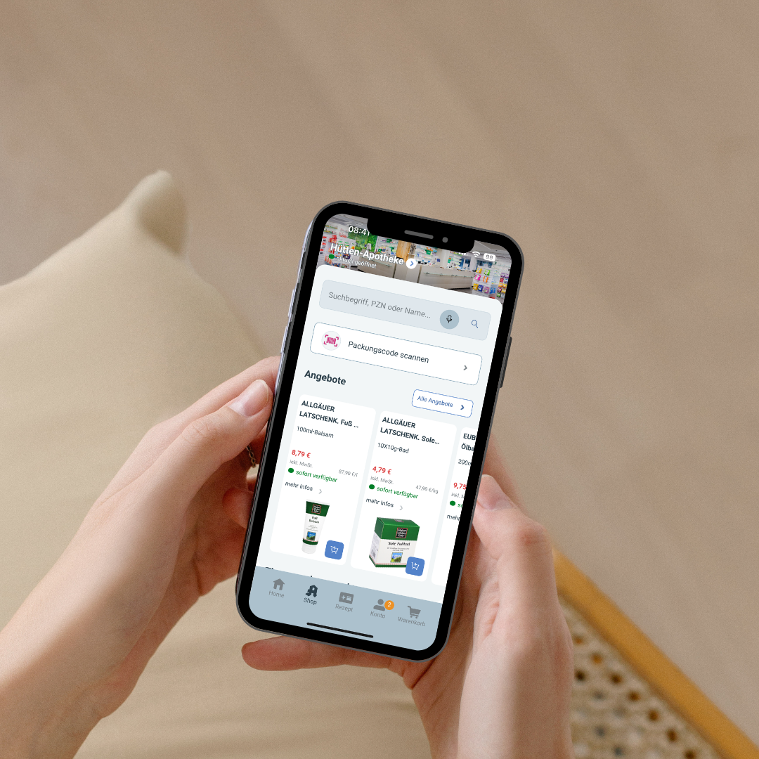 Person bedient auf dem Smartphone den Online-Shop der Hütten-Apotheke